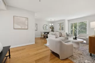 Photo #4: 425018323 Listing