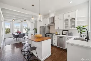 Photo #1: 425022395 Listing