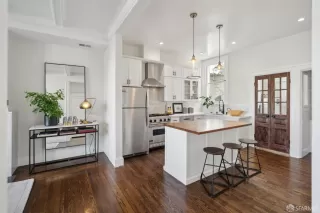 Photo #4: 425022395 Listing