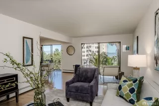 Photo #4: 425028157 Listing
