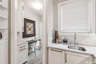 Photo #5: 425028979 Listing