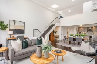 Photo #2: 425029935 Listing