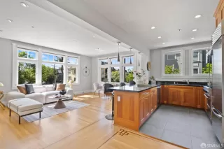 Photo #6: 425029972 Listing