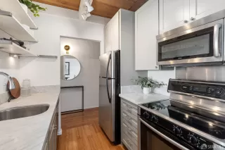 Photo #4: 425031202 Listing