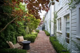 Photo #2: 425033054 Listing 