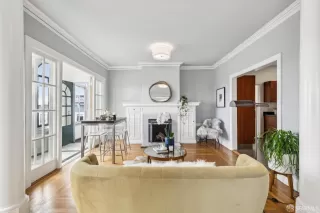 Photo #5: 425033592 Listing