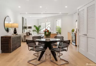 Photo #6: 425036619 Listing