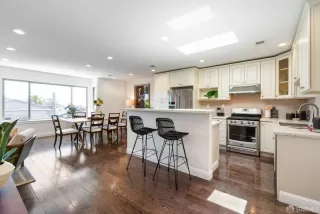 Photo #4: 425039838 Listing