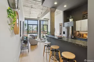 Photo #3: 425043988 Listing