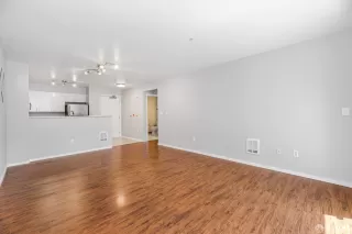 Photo #4: 425045693 Listing