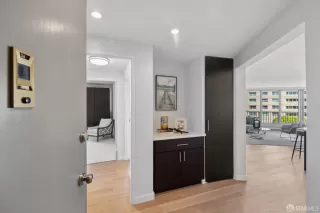 Photo #4: 425047894 Listing