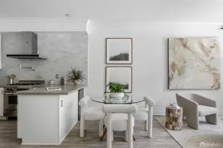 Photo #4: 425055304 Listing