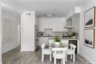 Photo #5: 425055304 Listing