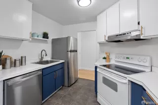 Photo #4: 425058785 Listing