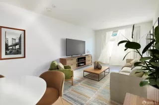 Photo #5: 425059879 Listing