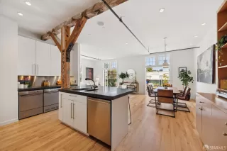 Photo #4: 425064029 Listing