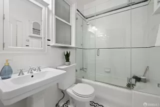 Photo #6: 425065719 Listing