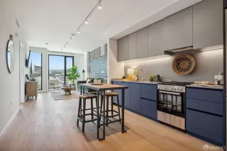 Photo #2: 425065804 Listing