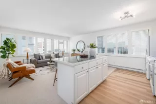 Photo #2: 425065921 Listing