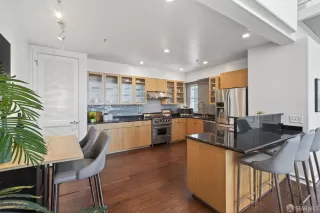 Photo #5: 425067434 Listing