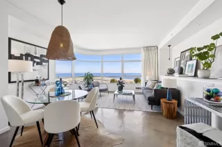 Photo #4: 425069807 Listing