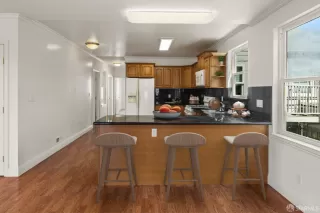 Photo #5: 425073602 Listing