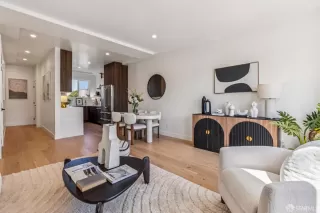 Photo #6: 425078367 Listing