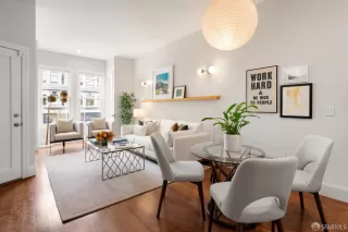 Photo #4: 425081459 Listing