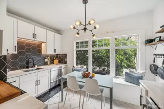 Photo #4: 425086714 Listing