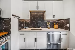 Photo #5: 425086714 Listing