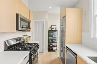 Photo #4: 425089981 Listing