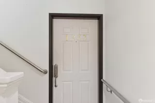 Photo #4: 426095340 Listing