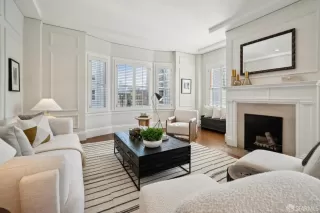 Photo #3: 426097557 Listing