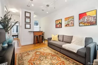 Photo #4: 426097602 Listing