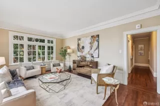 Photo #4: 426097723 Listing