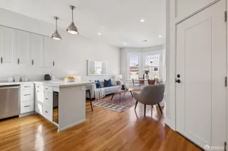 Photo #4: 426099914 Listing