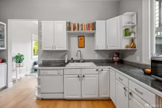 Photo #5: 426102642 Listing