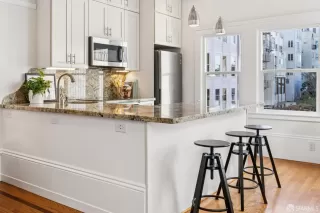 Photo #6: 426103557 Listing