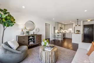 Photo #5: 426118573 Listing