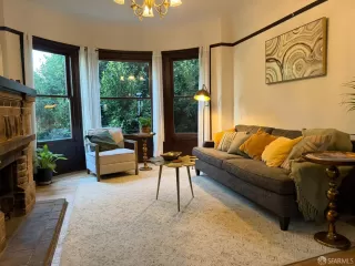 Photo #5: 426120348 Listing