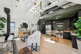 Photo #4: 426132679 Listing