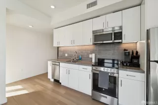 Photo #6: 426138872 Listing