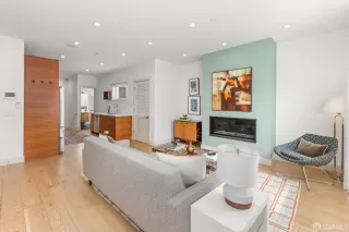 Photo #4: 426140381 Listing